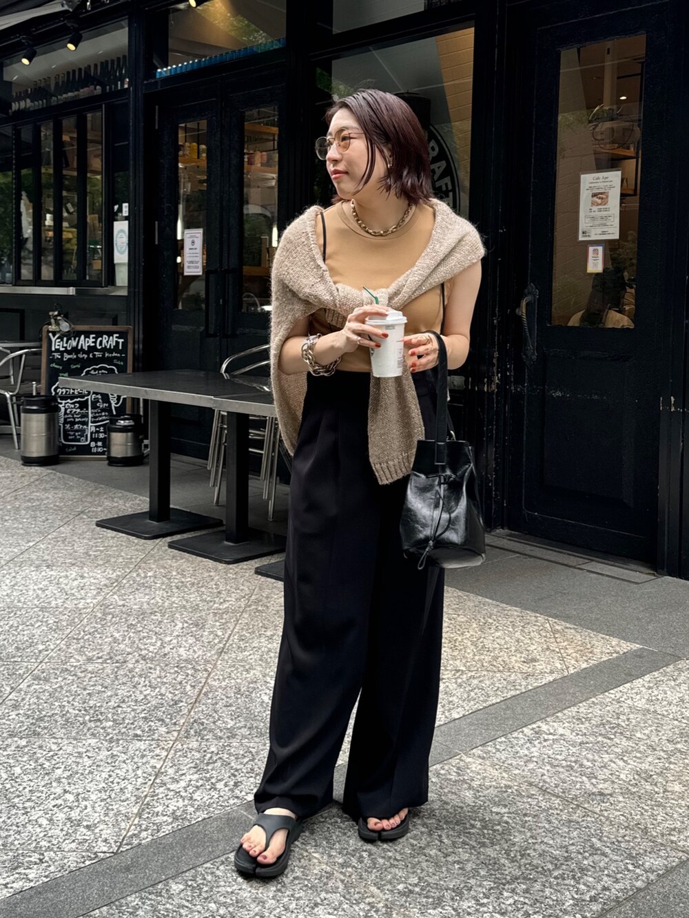 ベージュ系のニット/セーター、ブラック系のショルダーバッグ、ブラック系のその他パンツを着用したレディースの夏コーディネートの4枚目の写真