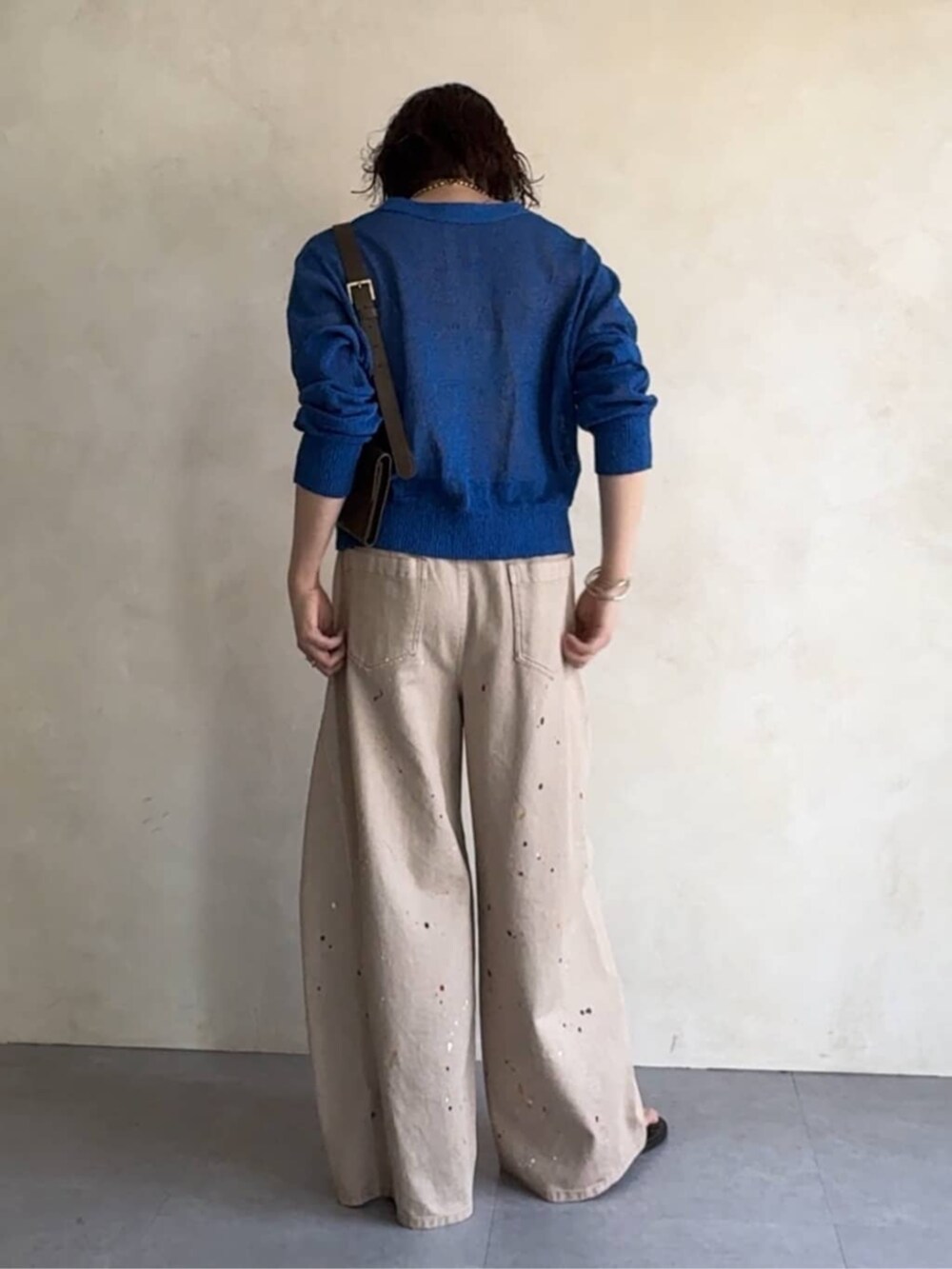 ブルー系のカーディガン/ボレロ、ベージュ系のその他パンツ、レッド系のベルトを着用したレディースの夏コーディネートの3枚目の写真