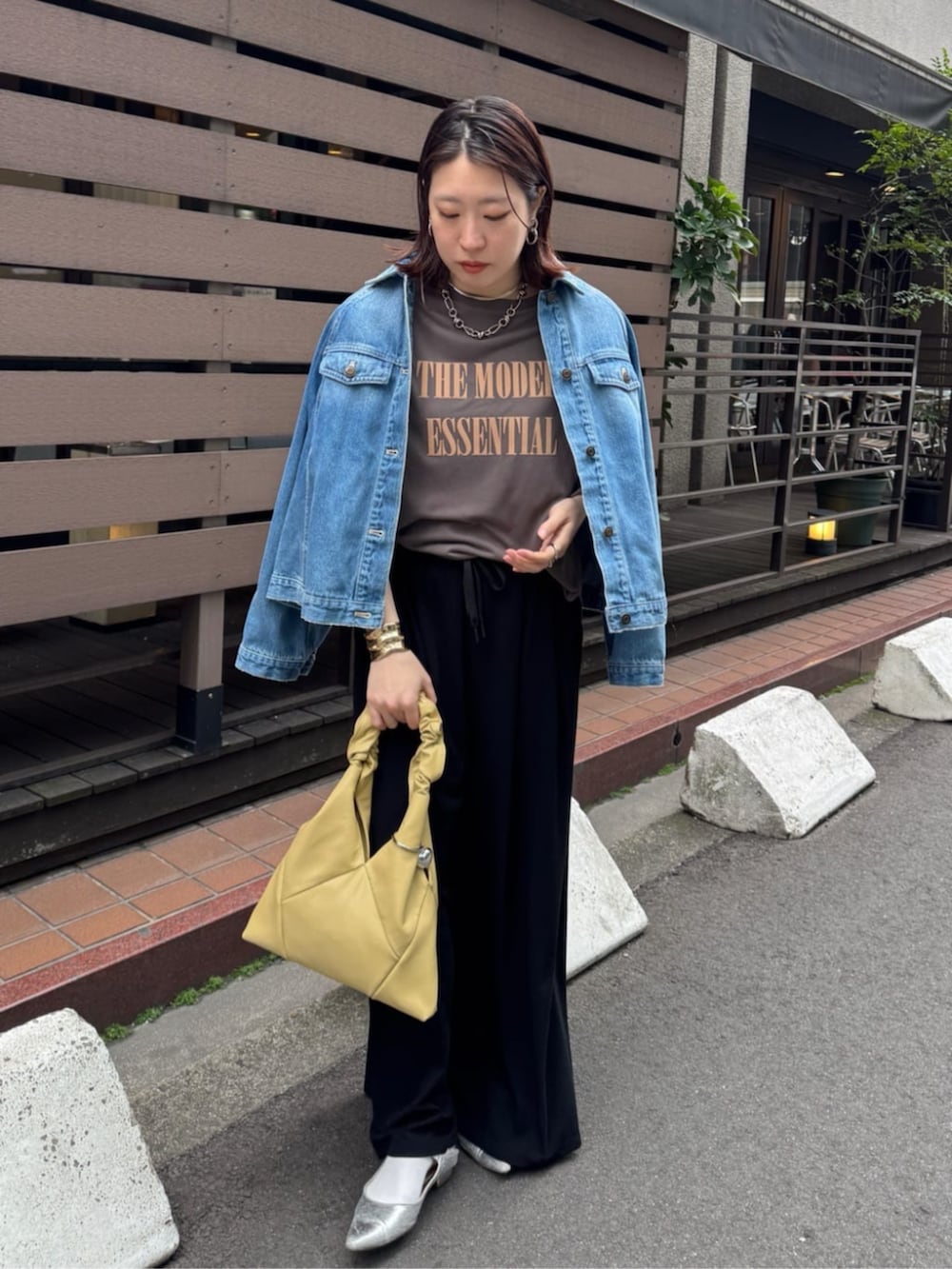 ブルー系のその他アウター、ブラウン系のTシャツ/カットソー、ブラック系のその他パンツを着用したレディースの春コーディネートの4枚目の写真