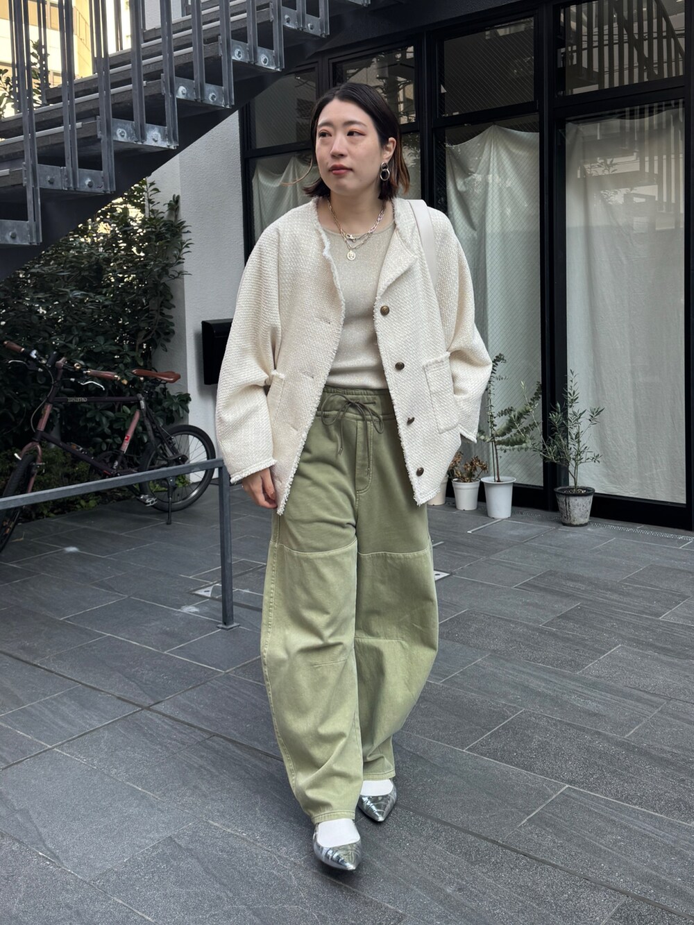 ホワイト系のその他アウター、ベージュ系のニット/セーター、グリーン系のその他パンツを着用したレディースの冬コーディネートの5枚目の写真