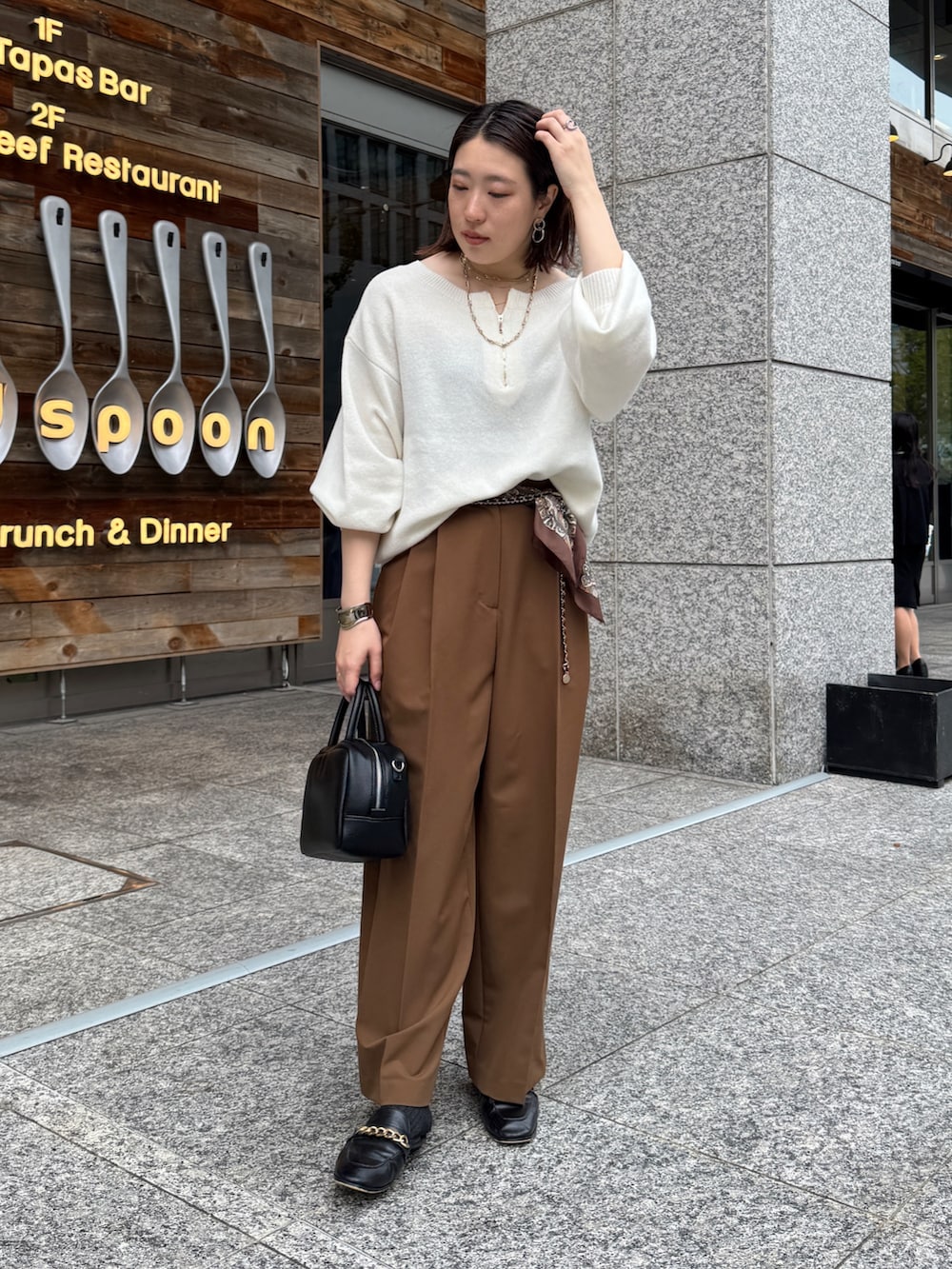 ブラウン系のその他パンツ、グレー系のその他アウター、ホワイト系のニット/セーターを着用したレディースの冬コーディネートの8枚目の写真