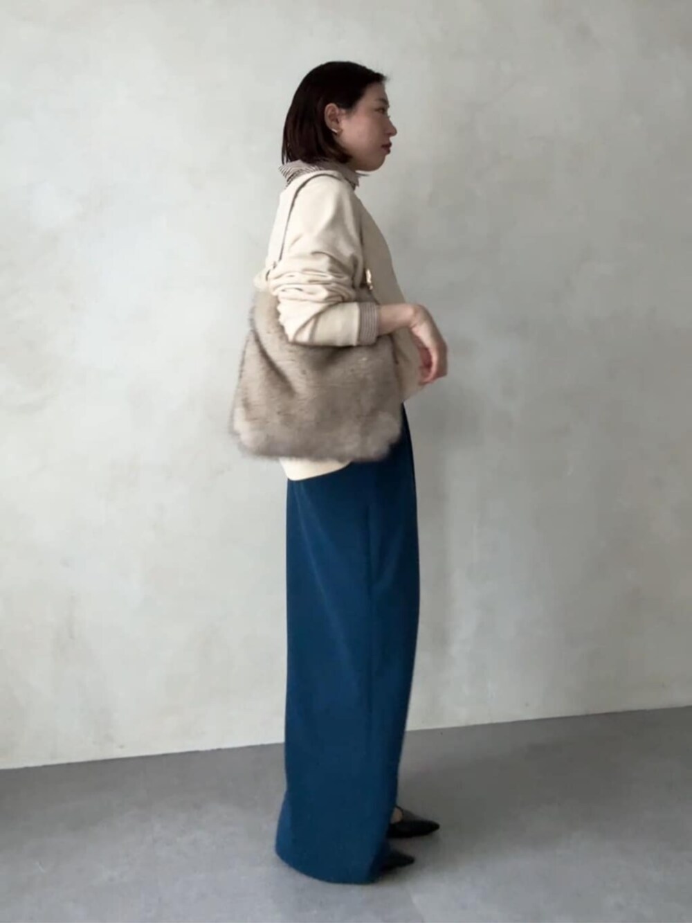 ホワイト系のスウェット、グレー系のシャツ/ブラウス、ブルー系のその他パンツを着用したレディースの秋コーディネートの4枚目の写真