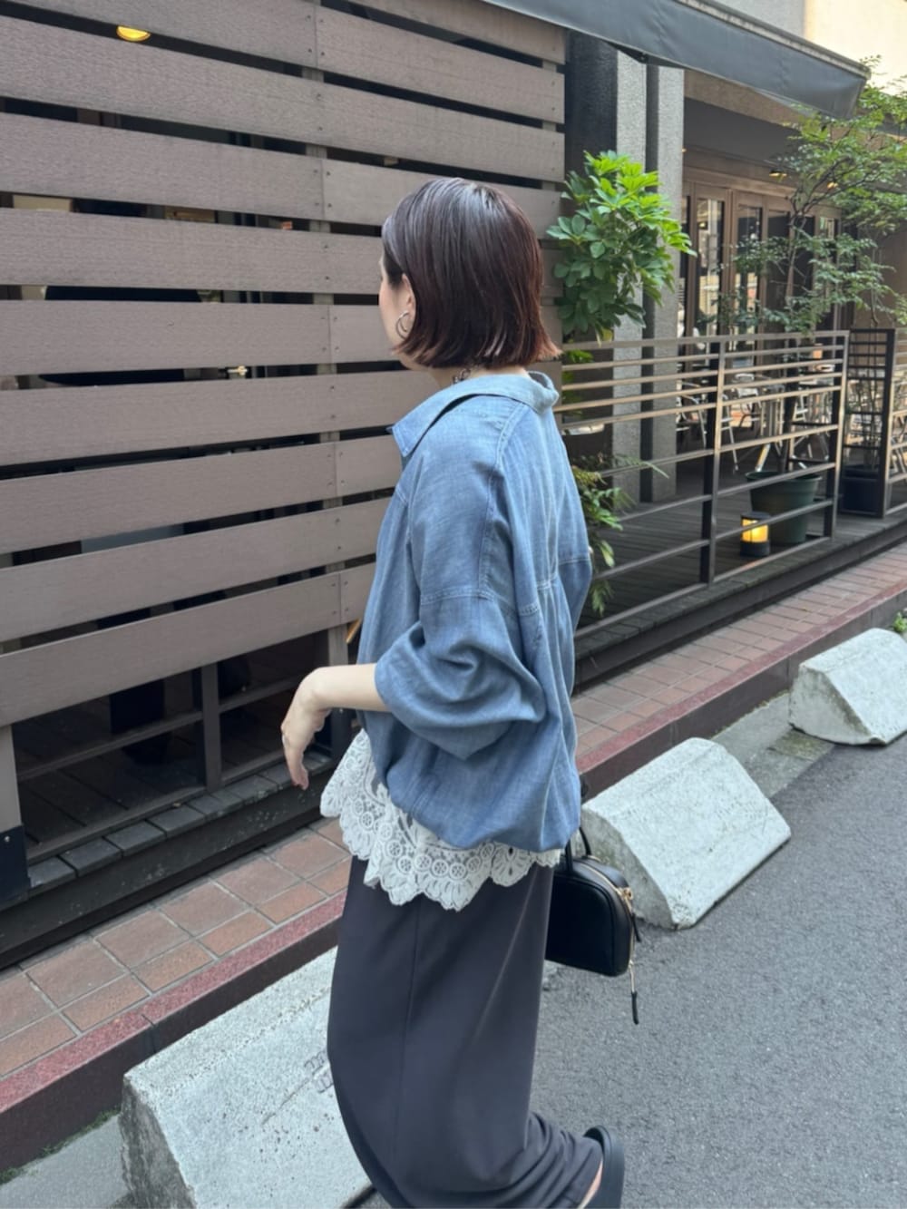 ホワイト系のシャツ/ブラウス、ブルー系のシャツ/ブラウス、ブラック系のショルダーバッグを着用したレディースの夏コーディネートの3枚目の写真