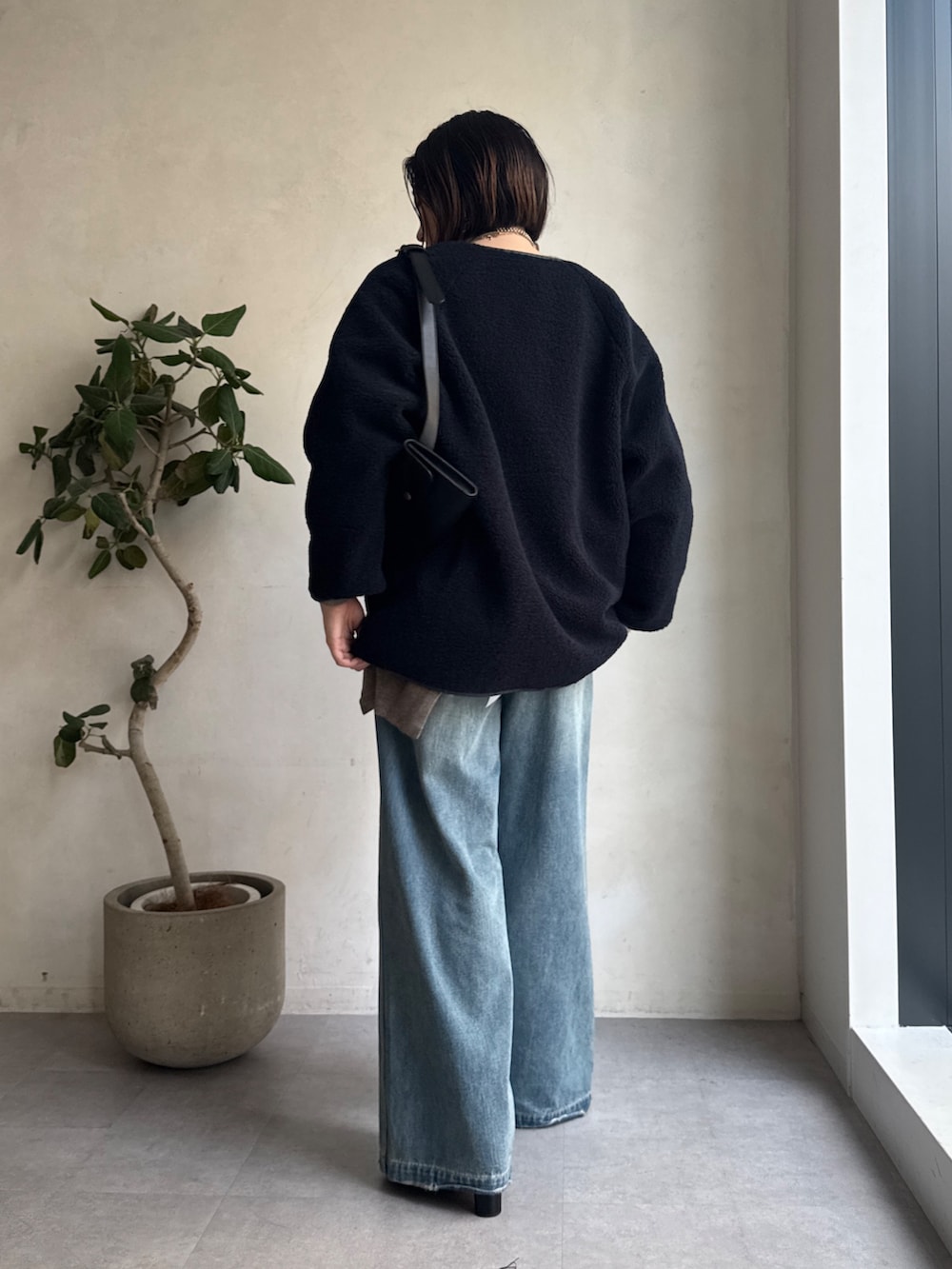 ブルー系のその他アウター、ブルー系のデニムパンツ、グリーン系のニット/セーターを着用したレディースの秋コーディネートの6枚目の写真