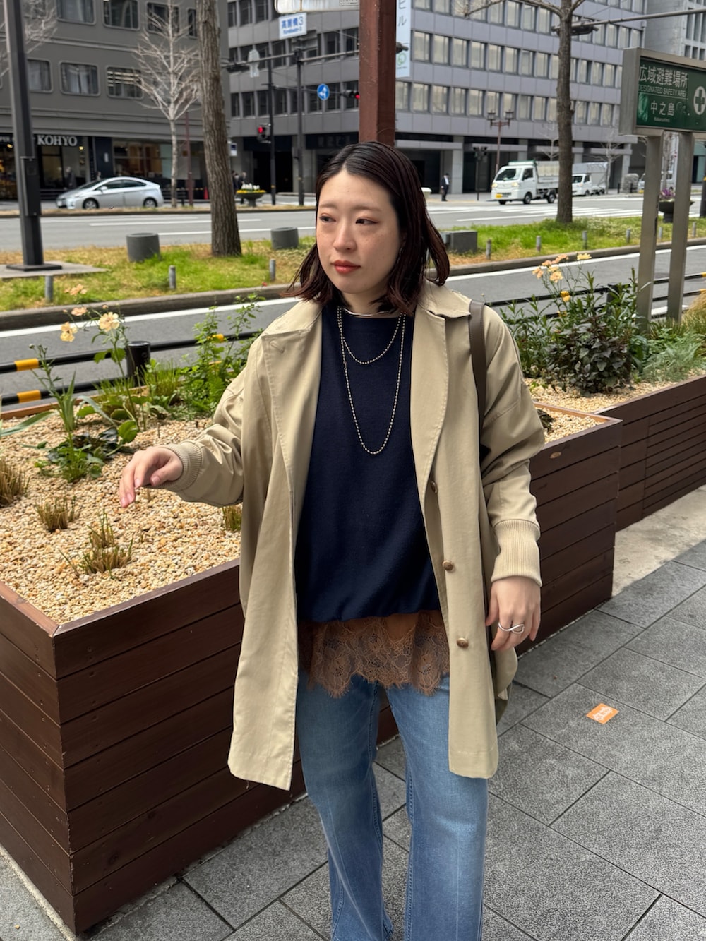 ベージュ系のその他アウター、ブルー系のTシャツ/カットソー、ブラウン系のTシャツ/カットソーを着用したレディースの春コーディネートの5枚目の写真