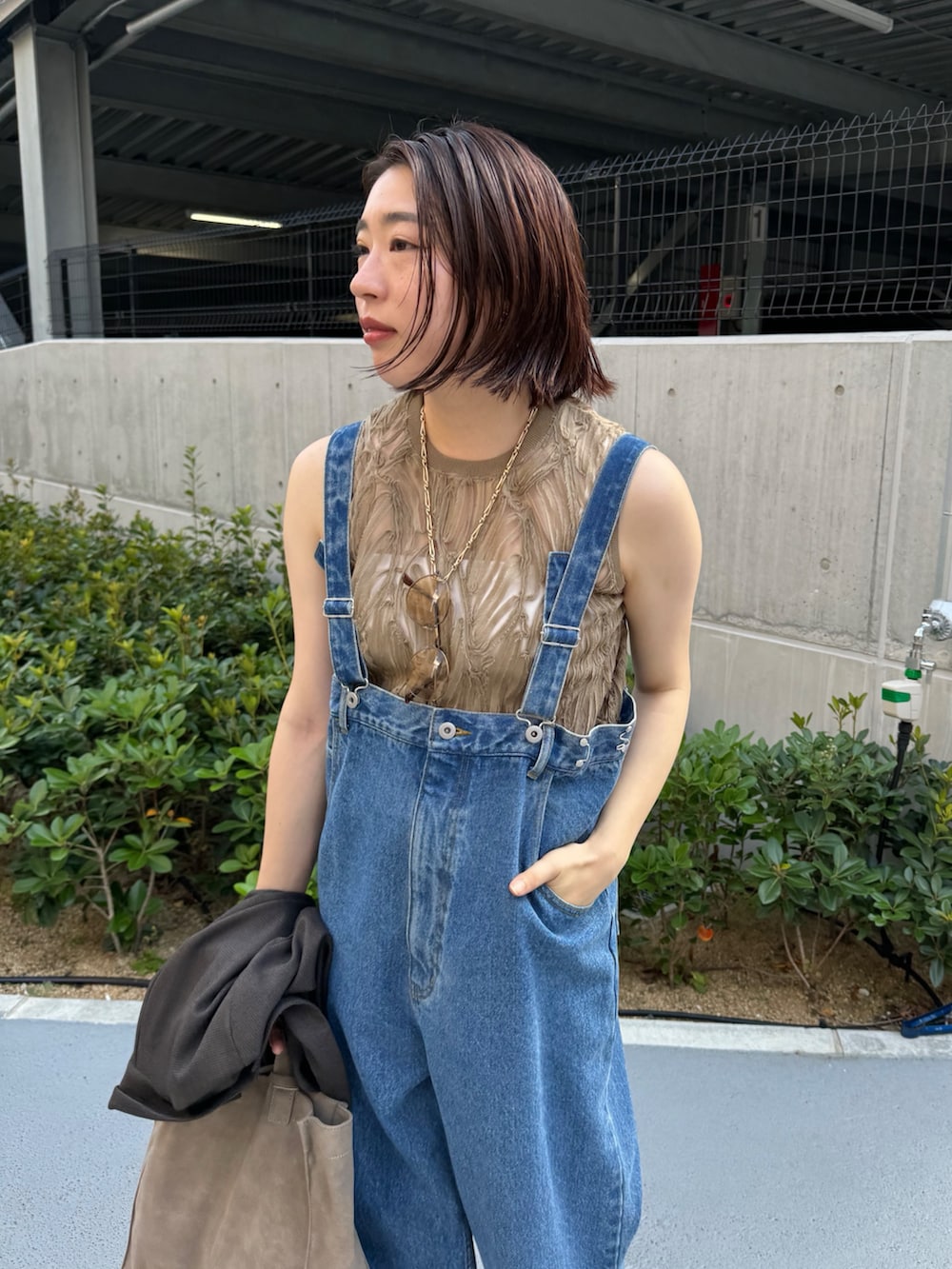 「カーキ、ジャケット、サロペット、デニム、デニムコーデ、刺繍、シアートップス、透け感、秋コーデ、夏コーデ、秋服、夏服、おしゃ見えテクニック、大人カジュアルコーデ、カジュアルコーデ」｜「DouDouのデニムサロペット（サロペット/オーバーオール、ブルー系）」を使った、yuさん（レディース・162cm）の夏コーディネートの8枚目の写真