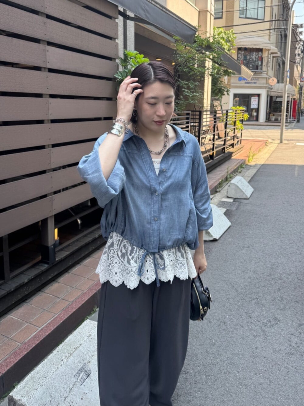 ホワイト系のシャツ/ブラウス、ブルー系のシャツ/ブラウス、ブラック系のショルダーバッグを着用したレディースの夏コーディネートの9枚目の写真