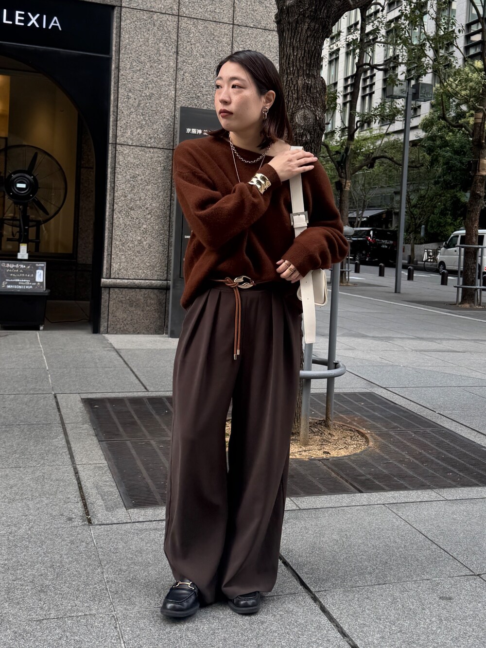 ブラウン系のニット/セーター、ブラウン系のスラックス、ブラウン系のベルトを着用したレディースの秋コーディネートの8枚目の写真