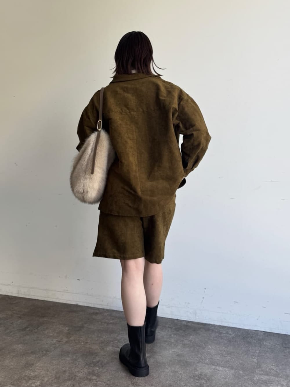 ホワイト系のシャツ/ブラウス、グリーン系のその他アウター、グリーン系のその他パンツを着用したレディースの秋コーディネートの4枚目の写真