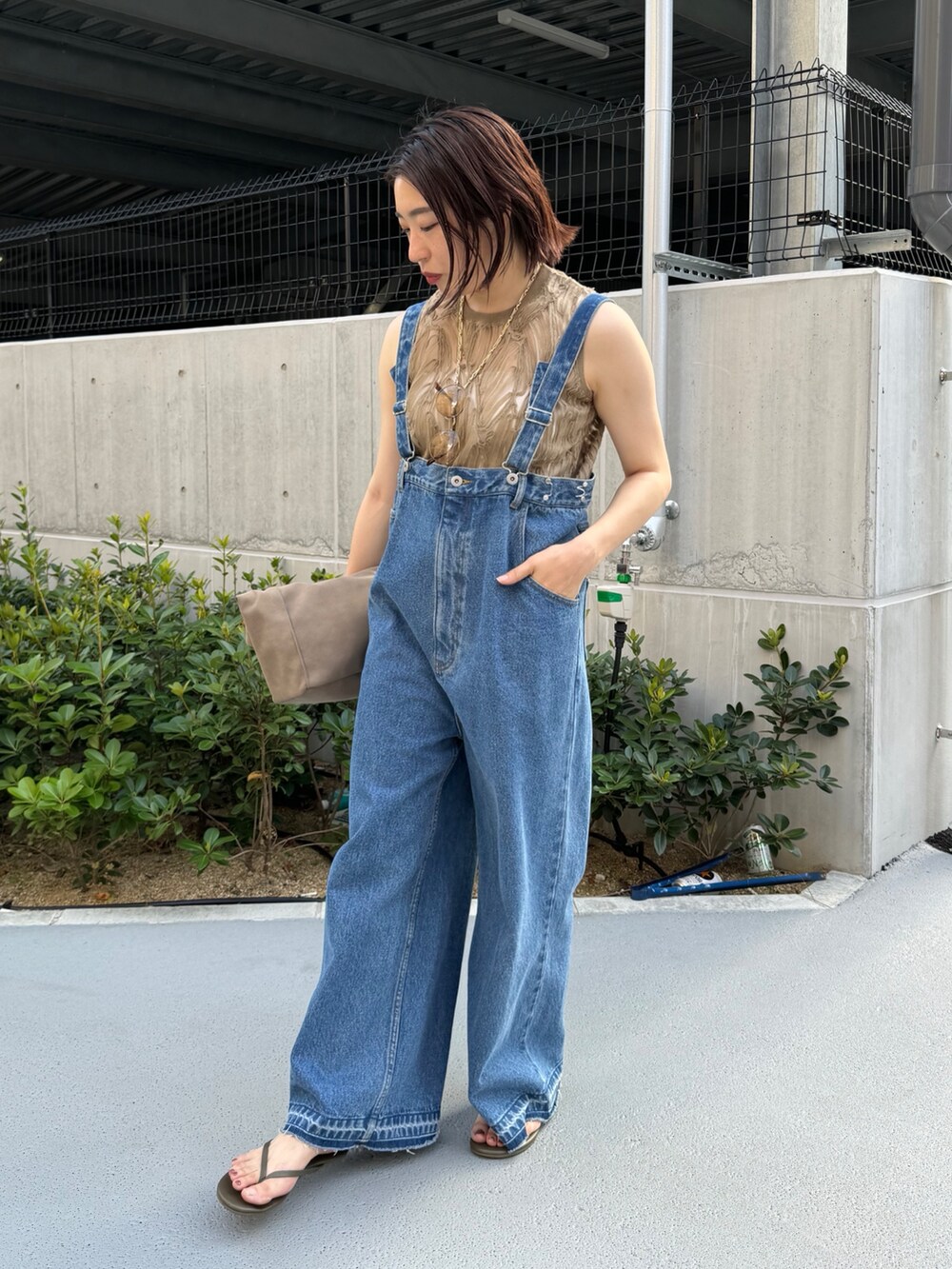 「カーキ、ジャケット、サロペット、デニム、デニムコーデ、刺繍、シアートップス、透け感、秋コーデ、夏コーデ、秋服、夏服、おしゃ見えテクニック、大人カジュアルコーデ、カジュアルコーデ」｜「DouDouのデニムサロペット（サロペット/オーバーオール、ブルー系）」を使った、yuさん（レディース・162cm）の夏コーディネートの6枚目の写真
