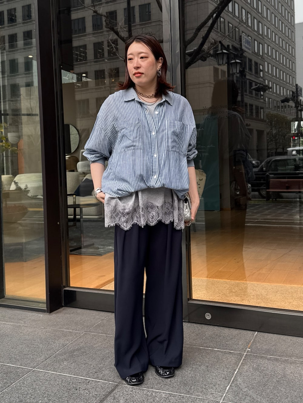 グレー系のTシャツ/カットソー、ブルー系のシャツ/ブラウス、ブルー系のスラックスを着用したレディースの春コーディネートの7枚目の写真