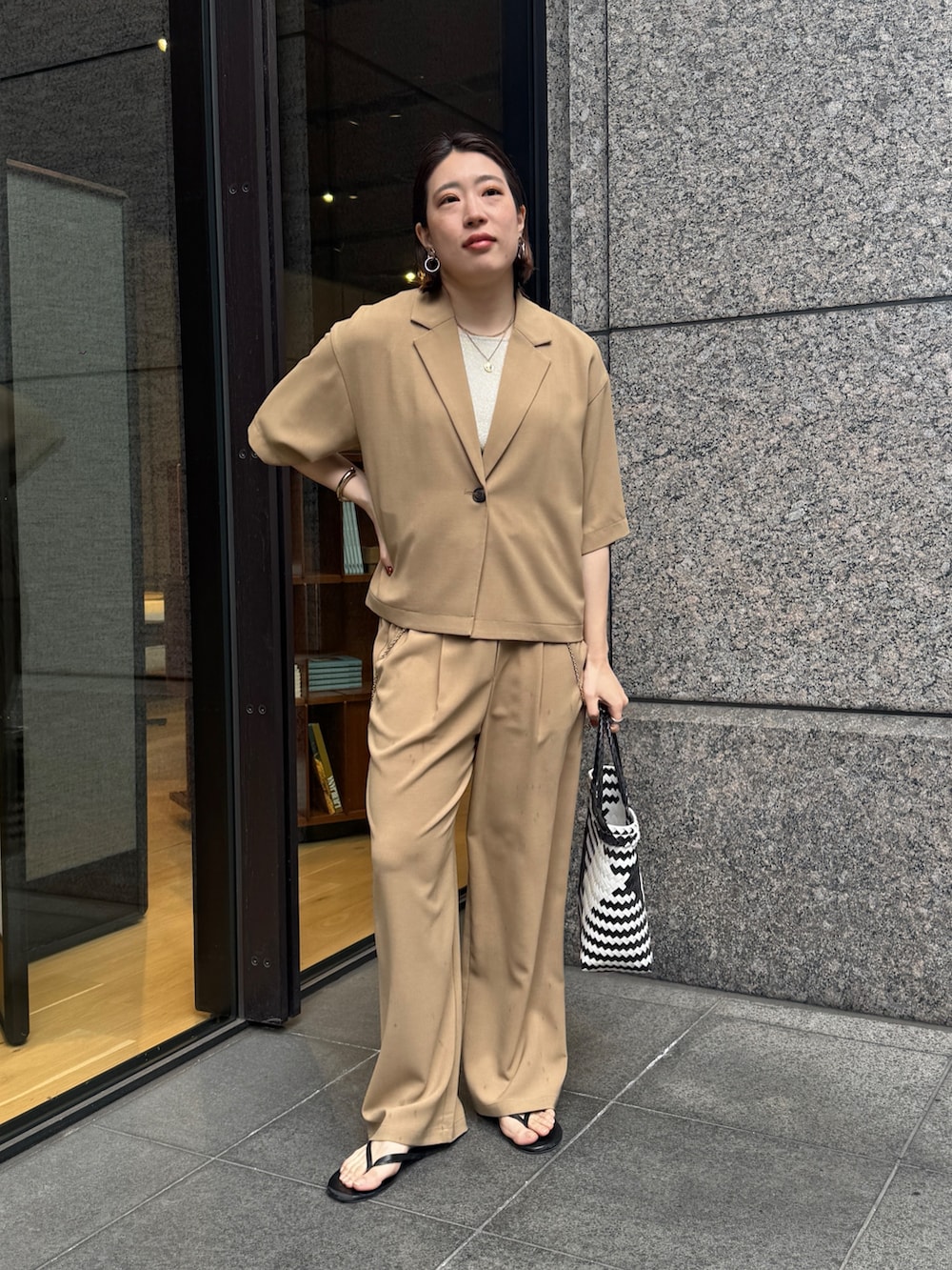 ベージュ系のニット/セーター、ベージュ系のその他パンツ、ベージュ系のテーラードジャケットを着用したレディースの春コーディネートの5枚目の写真