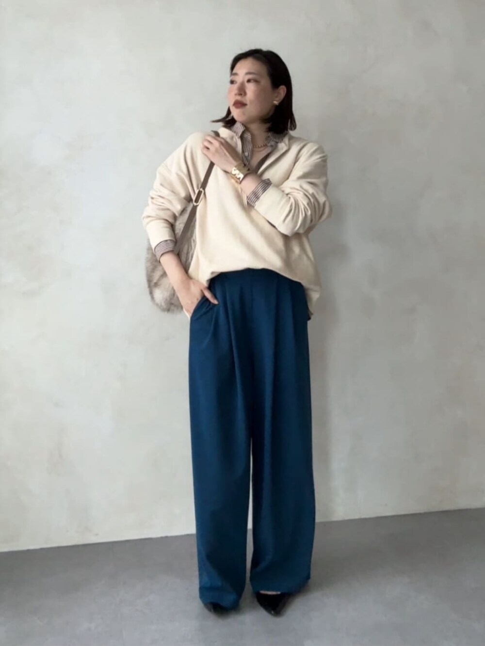 ホワイト系のスウェット、グレー系のシャツ/ブラウス、ブルー系のその他パンツを着用したレディースの秋コーディネートの3枚目の写真