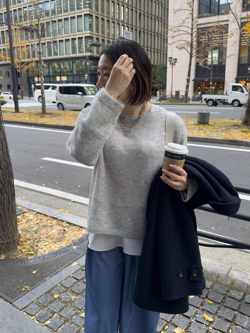 ブルー系のその他パンツ、ブルー系のその他アウター、グレー系のニット/セーターを着用したレディースの冬コーディネートの8枚目の写真