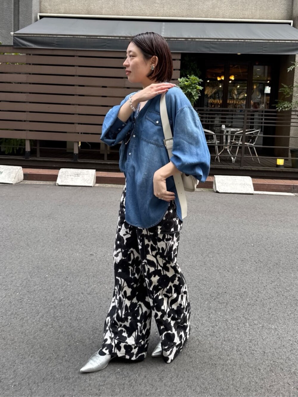 ホワイト系のその他パンツ、ブルー系のシャツ/ブラウスを着用したレディースの春コーディネートの6枚目の写真