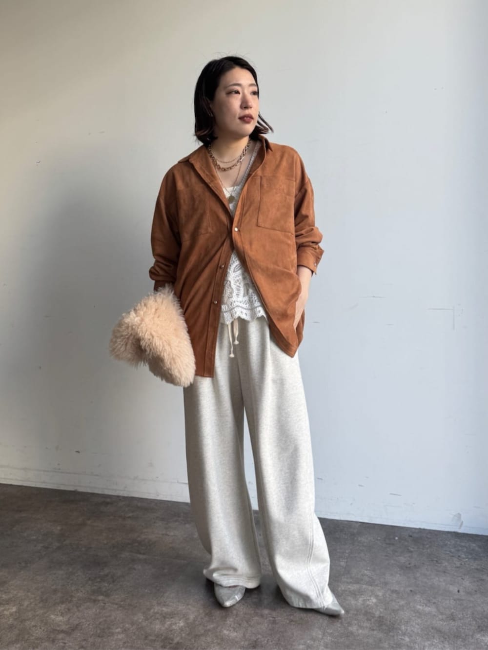 ホワイト系のその他パンツ、イエロー系のシャツ/ブラウス、ホワイト系のシャツ/ブラウスを着用したレディースの秋コーディネートの3枚目の写真