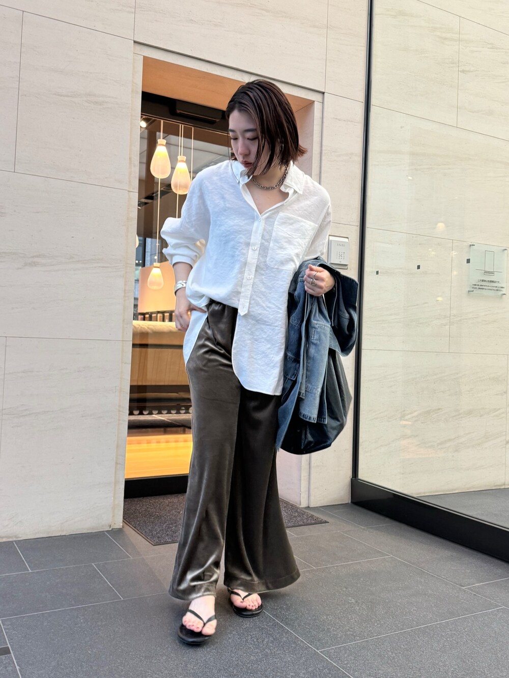 グリーン系のその他パンツ、ホワイト系のシャツ/ブラウスを着用したレディースの夏コーディネートの5枚目の写真