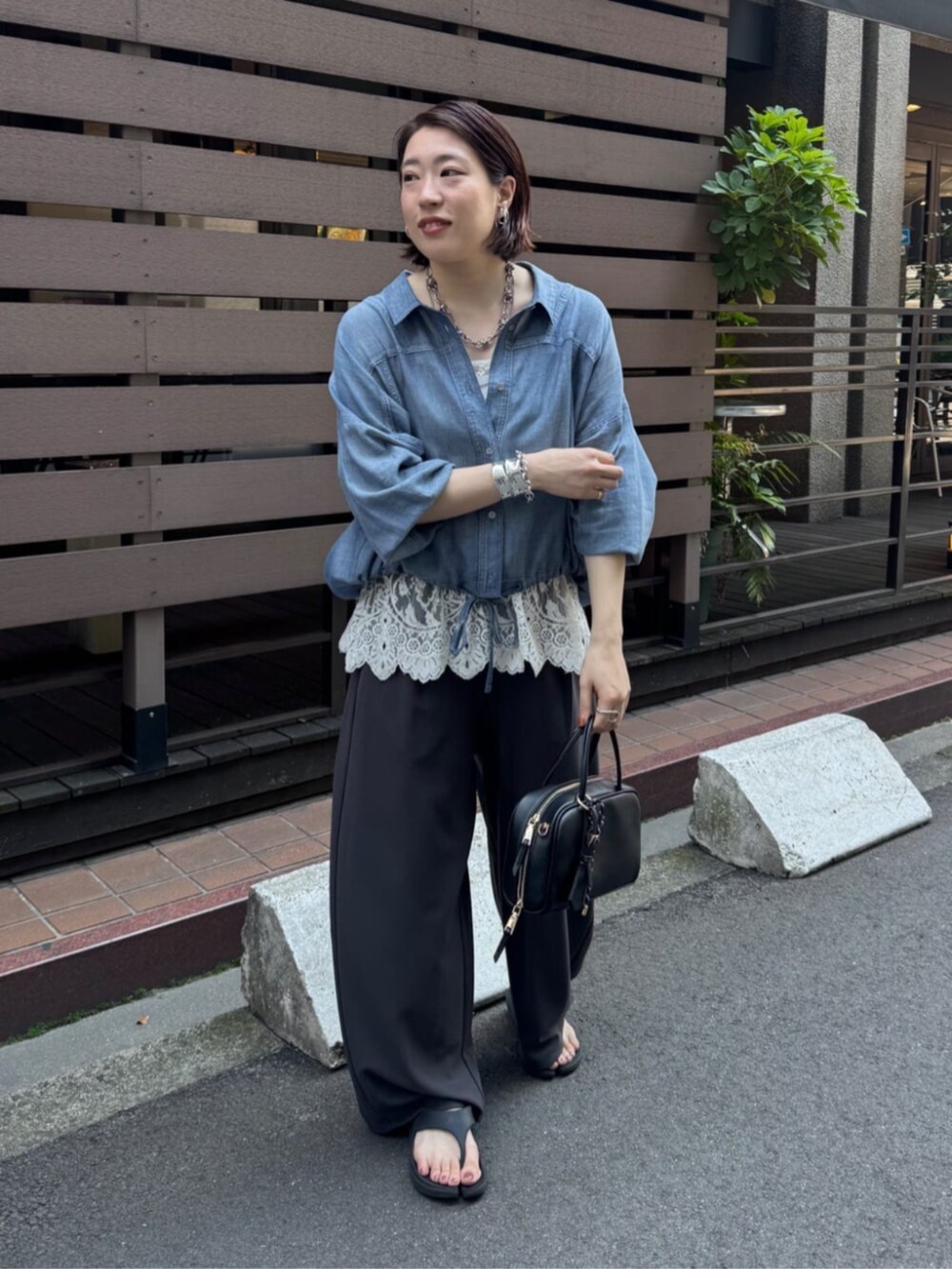 ホワイト系のシャツ/ブラウス、ブルー系のシャツ/ブラウス、ブラック系のショルダーバッグを着用したレディースの夏コーディネートの6枚目の写真