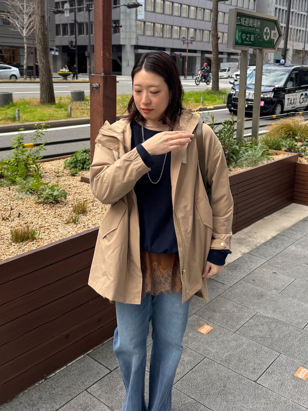 ベージュ系のその他アウター、ブルー系のTシャツ/カットソー、ブラウン系のTシャツ/カットソーを着用したレディースの春コーディネートの3枚目の写真