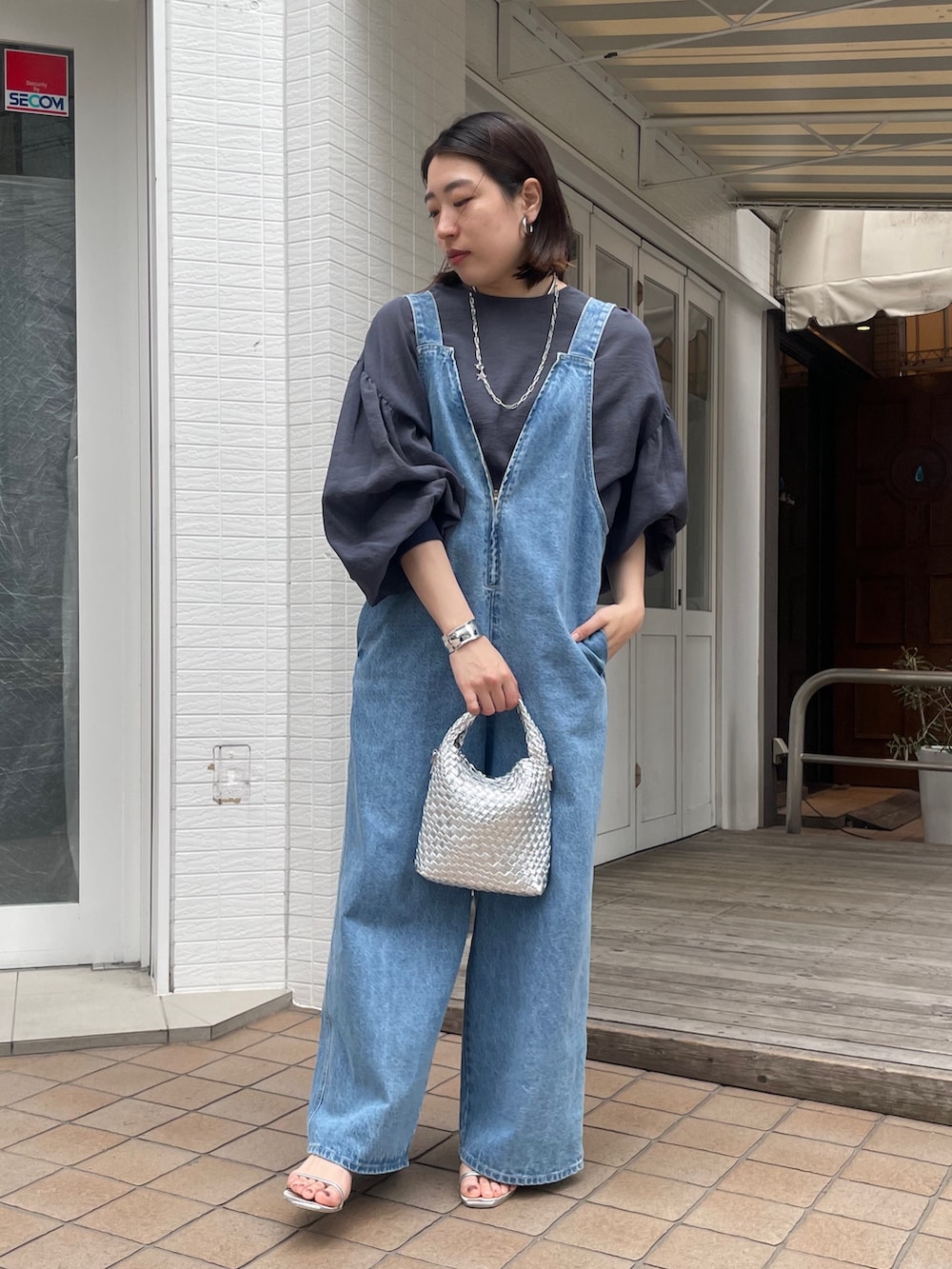 ブルー系のシャツ/ブラウス、ブルー系のサロペット/オーバーオール、シルバー系のショルダーバッグを着用したレディースの春コーディネートの5枚目の写真