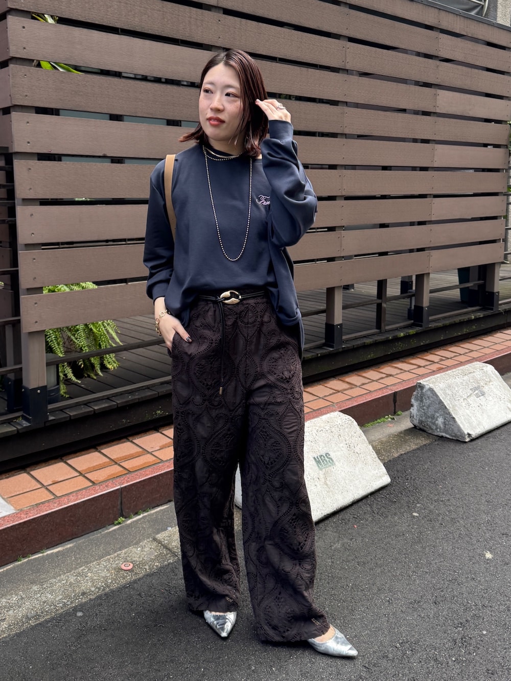 ブラウン系のその他パンツ、ブルー系のTシャツ/カットソー、ブラック系のベルトを着用したレディースの冬コーディネートの2枚目の写真