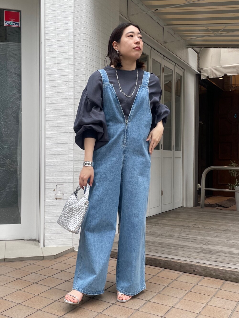 ブルー系のシャツ/ブラウス、ブルー系のサロペット/オーバーオール、シルバー系のショルダーバッグを着用したレディースの春コーディネートの4枚目の写真