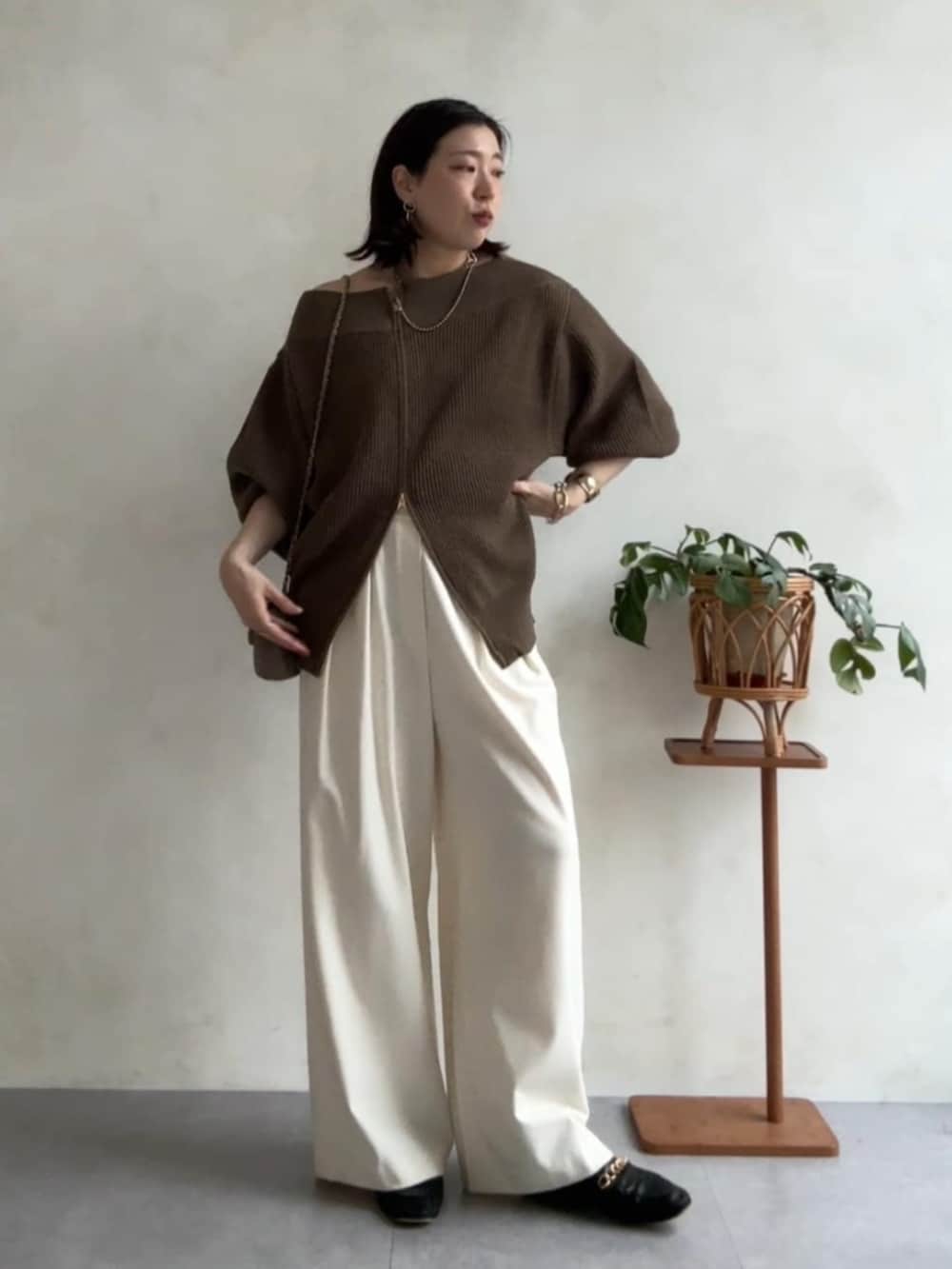 ブラウン系のニット/セーター、ホワイト系のその他パンツを着用したレディースの秋コーディネートの2枚目の写真