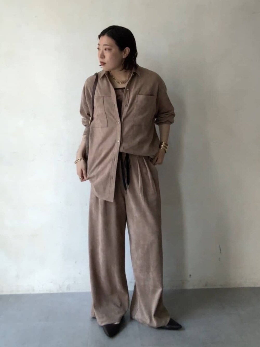 ブラウン系のパンプス、ブラウン系のシャツ/ブラウス、ブラウン系のショルダーバッグを着用したレディースの秋コーディネートの6枚目の写真