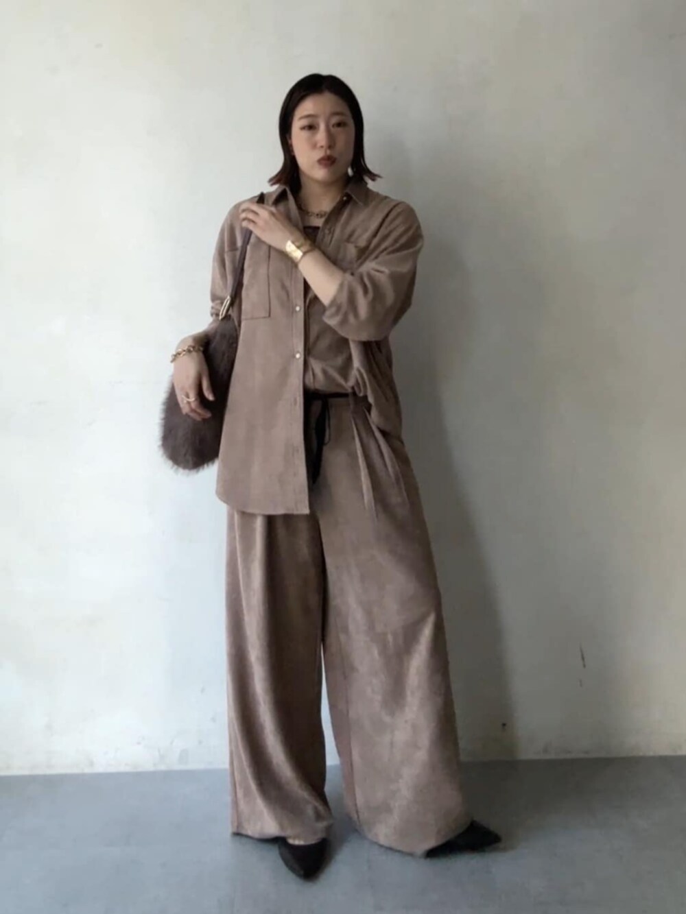 ブラウン系のパンプス、ブラウン系のシャツ/ブラウス、ブラウン系のショルダーバッグを着用したレディースの秋コーディネートの2枚目の写真