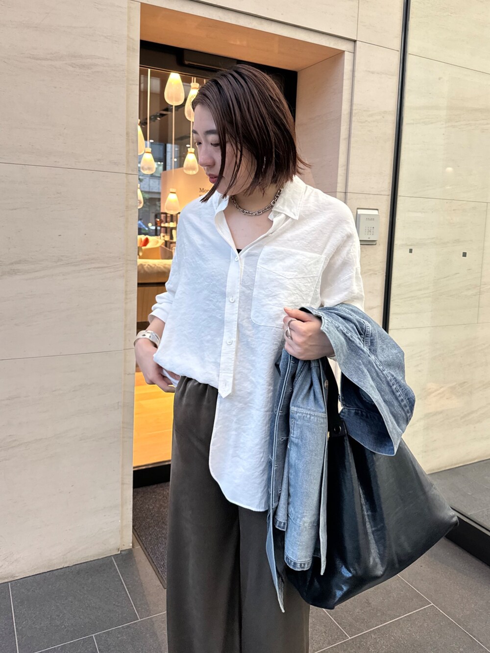 グリーン系のその他パンツ、ホワイト系のシャツ/ブラウスを着用したレディースの夏コーディネートの8枚目の写真