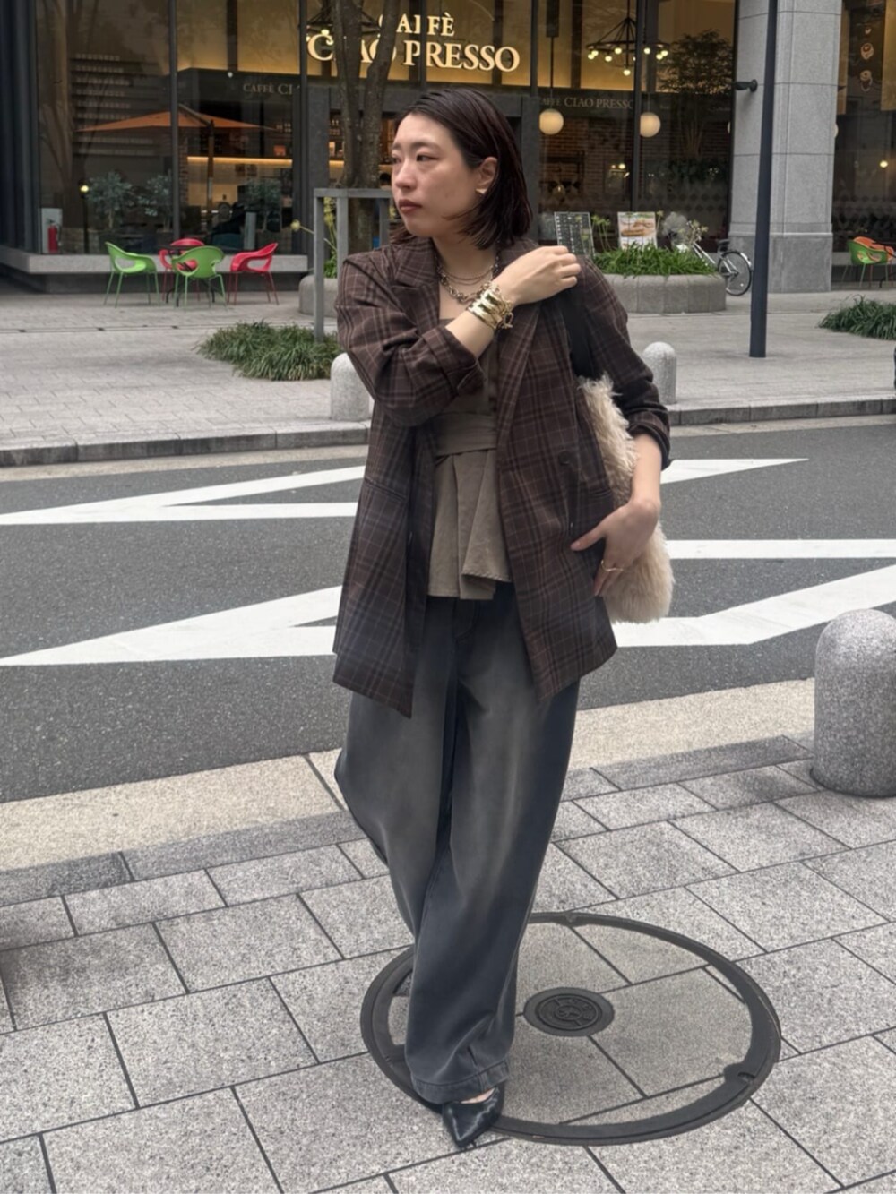 グリーン系のシャツ/ブラウス、ブラック系のその他パンツ、ブラウン系のテーラードジャケットを着用したレディースの秋コーディネートの4枚目の写真