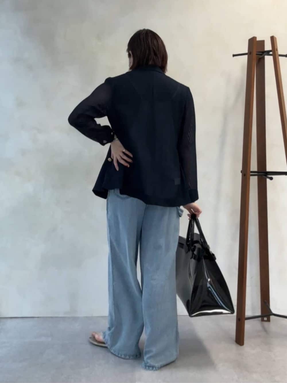 ブルー系のテーラードジャケット、ブラック系のショルダーバッグ、ブルー系のつなぎ/オールインワンを着用したレディースの夏コーディネートの5枚目の写真