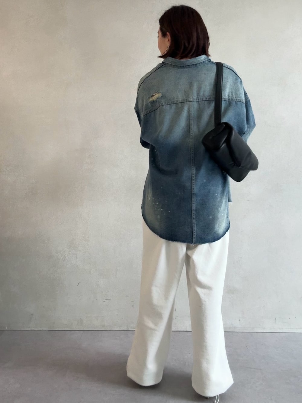 ホワイト系のスウェットパンツ、ブルー系のシャツ/ブラウス、ブラック系のショルダーバッグを着用したレディースの秋コーディネートの4枚目の写真