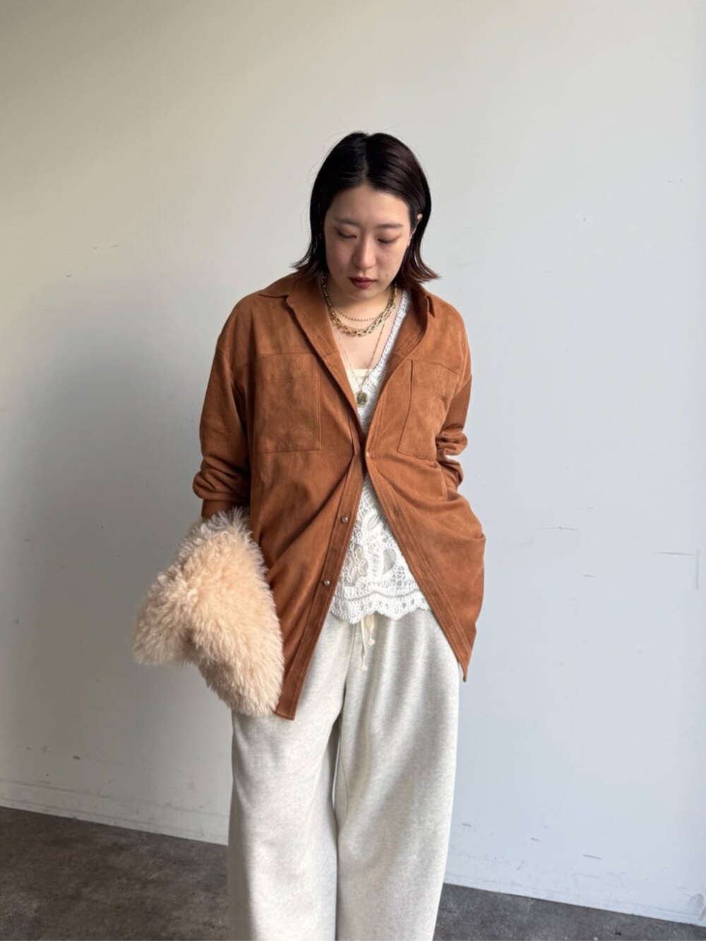 ホワイト系のその他パンツ、イエロー系のシャツ/ブラウス、ホワイト系のシャツ/ブラウスを着用したレディースの秋コーディネートの6枚目の写真