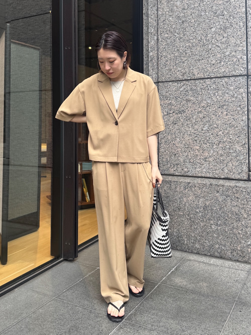 ベージュ系のニット/セーター、ベージュ系のその他パンツ、ベージュ系のテーラードジャケットを着用したレディースの春コーディネートの2枚目の写真