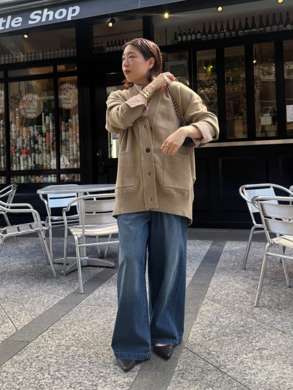 ブラウン系のショルダーバッグ、ブラウン系のシャツ/ブラウス、ブラウン系のパンプスを着用したレディースの秋コーディネートの8枚目の写真