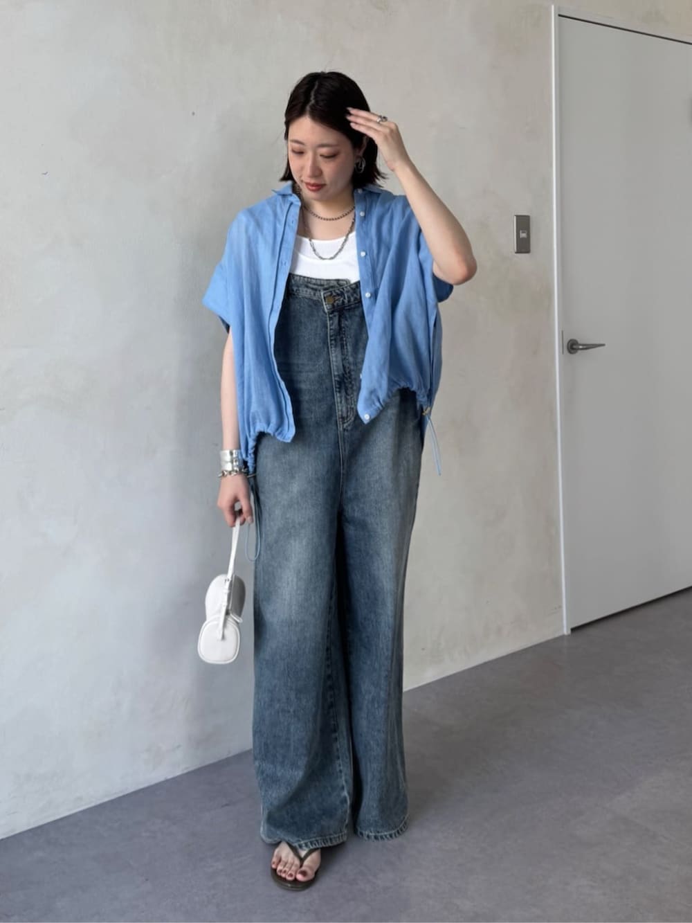 ブルー系のつなぎ/オールインワン、ブルー系のシャツ/ブラウスを着用したレディースの春コーディネートの3枚目の写真