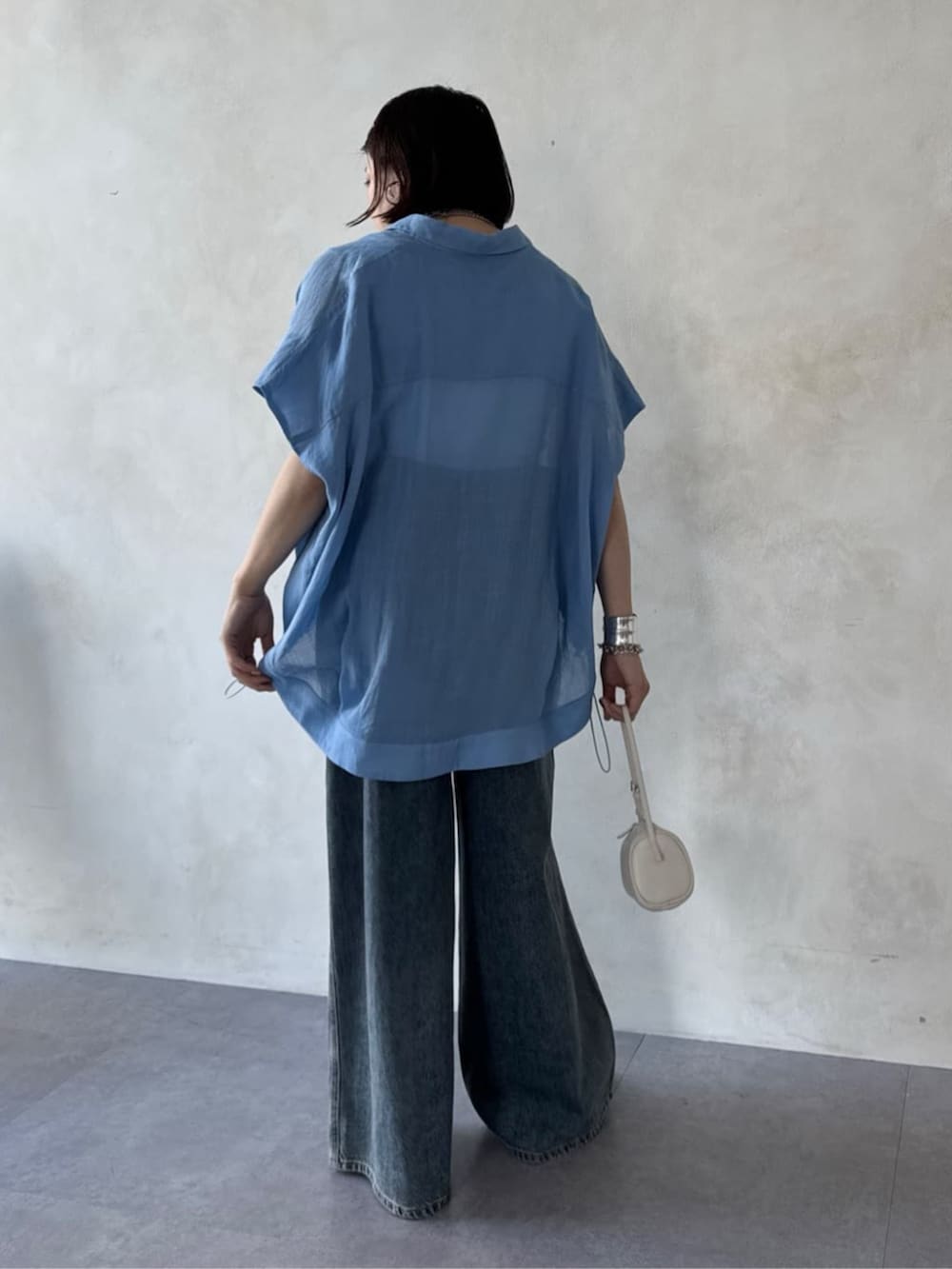 ブルー系のつなぎ/オールインワン、ブルー系のシャツ/ブラウスを着用したレディースの春コーディネートの2枚目の写真