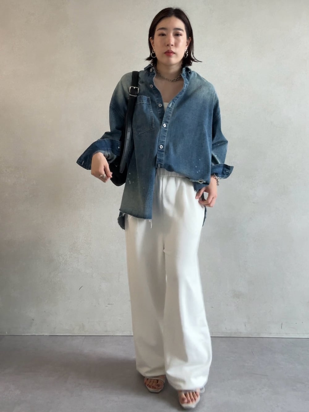 ホワイト系のスウェットパンツ、ブルー系のシャツ/ブラウス、ブラック系のショルダーバッグを着用したレディースの秋コーディネートの2枚目の写真