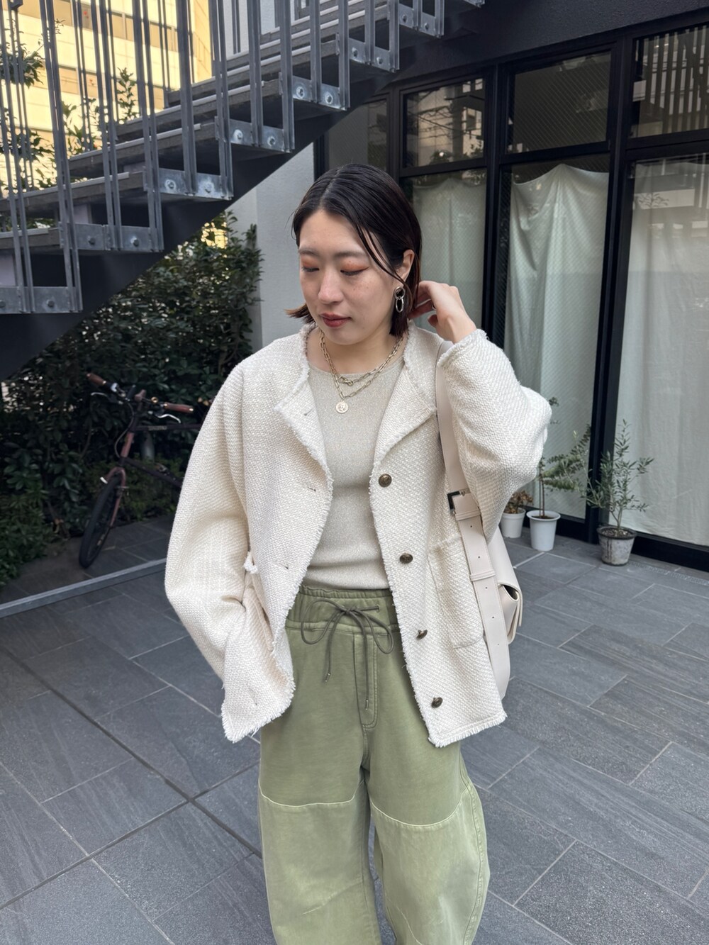 ホワイト系のその他アウター、ベージュ系のニット/セーター、グリーン系のその他パンツを着用したレディースの冬コーディネートの9枚目の写真