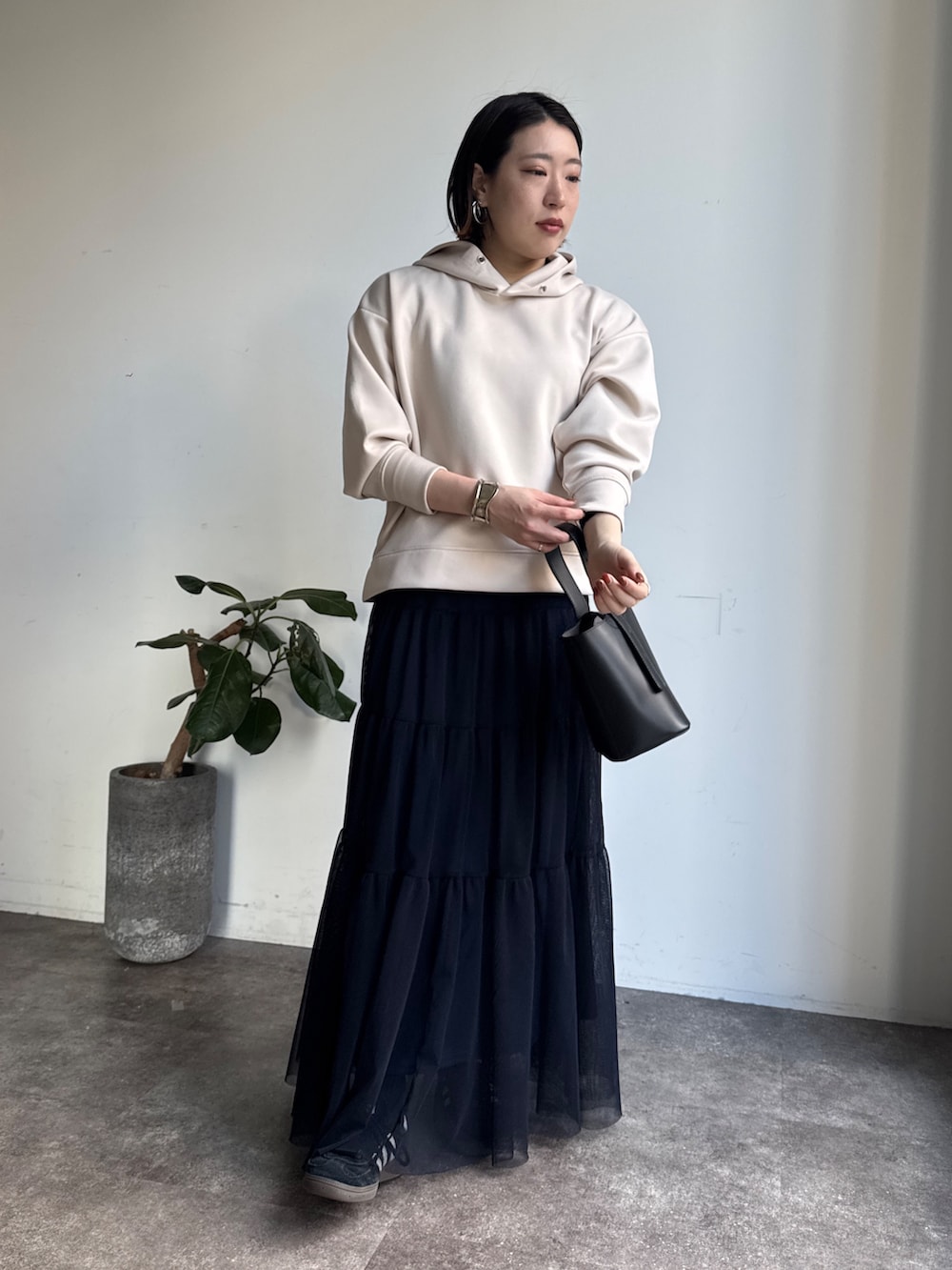 ホワイト系のセットアップ、ブルー系のスカートを着用したレディースの冬コーディネートの7枚目の写真