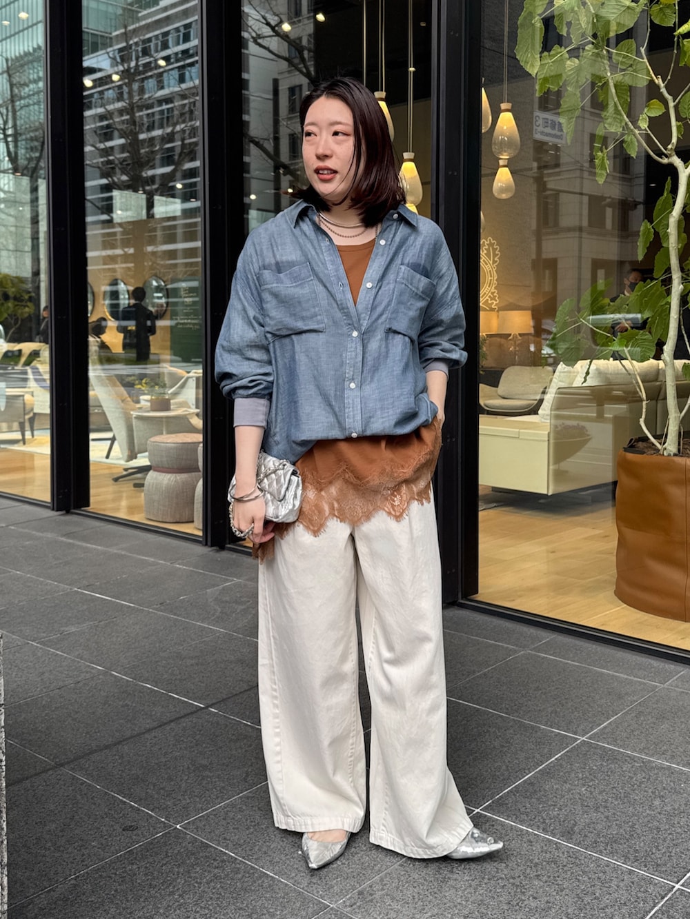 ブルー系のシャツ/ブラウス、ブラウン系のTシャツ/カットソー、ベージュ系のデニムパンツを着用したレディースの春コーディネートの8枚目の写真