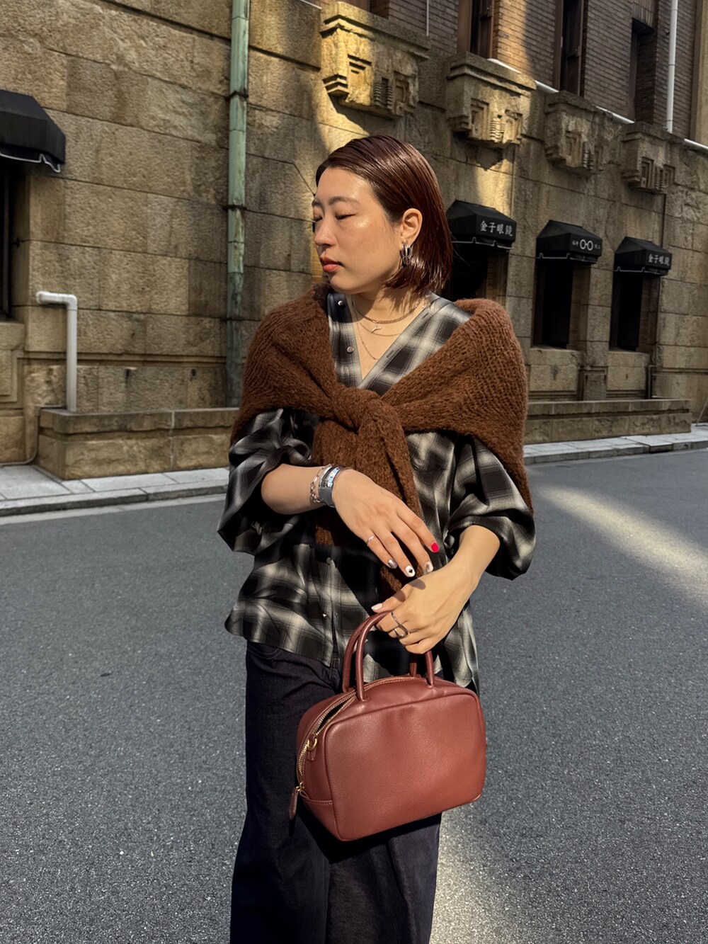 ブラック系のその他パンツ、ブラック系のシャツ/ブラウス、ブラウン系のニット/セーターを着用したレディースの秋コーディネートの6枚目の写真