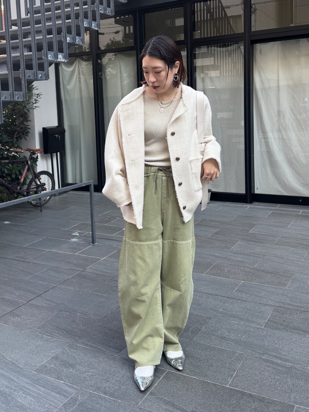 ホワイト系のその他アウター、ベージュ系のニット/セーター、グリーン系のその他パンツを着用したレディースの冬コーディネートの2枚目の写真