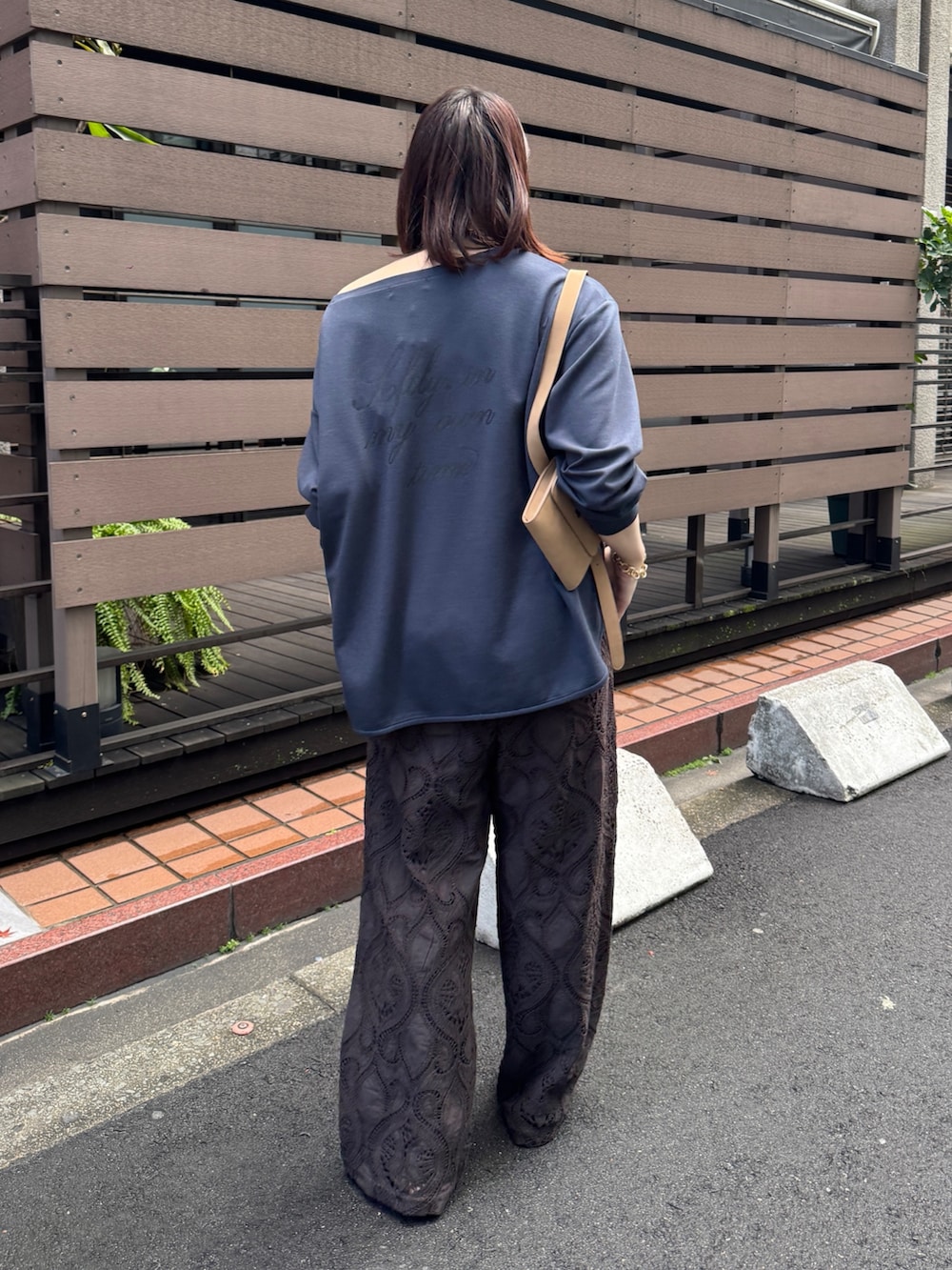 ブラウン系のその他パンツ、ブルー系のTシャツ/カットソー、ブラック系のベルトを着用したレディースの冬コーディネートの5枚目の写真