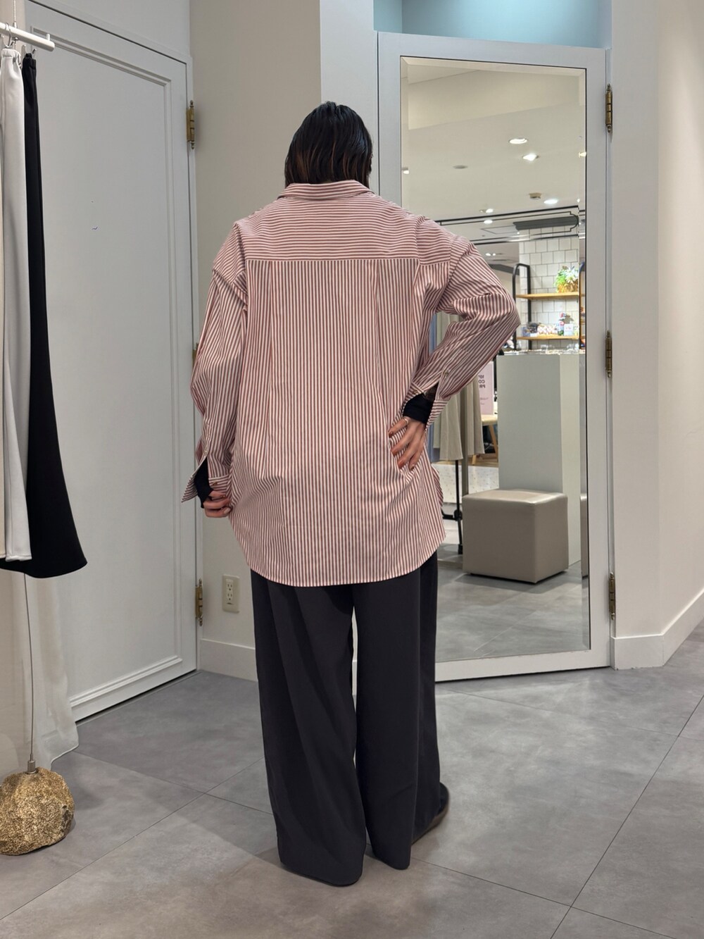 ブラウン系のスラックス、レッド系のシャツ/ブラウス、ブルー系のTシャツ/カットソーを着用したレディースの春コーディネートの5枚目の写真