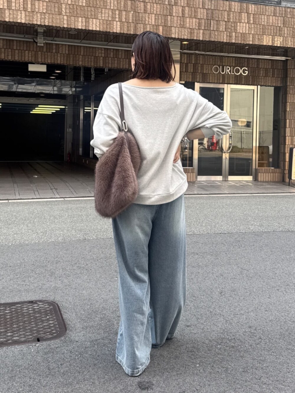 ブルー系のデニムパンツ、ブラウン系のパンプス、ブラウン系のシャツ/ブラウスを着用したレディースの夏コーディネートの5枚目の写真