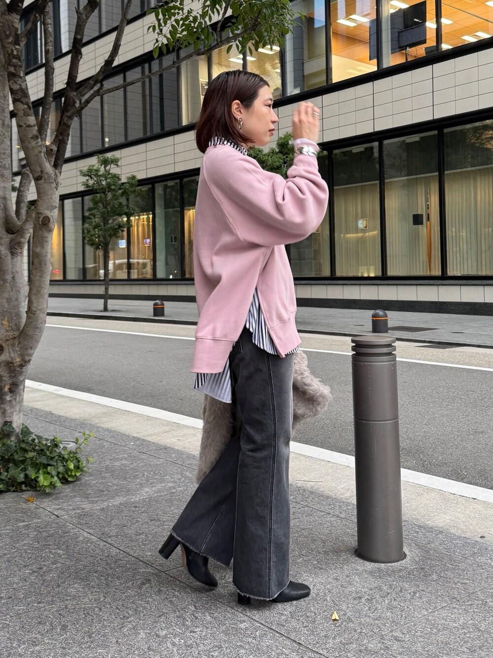 ピンク系のTシャツ/カットソー、ブルー系のシャツ/ブラウス、ブラック系のデニムパンツを着用したレディースの秋コーディネートの8枚目の写真