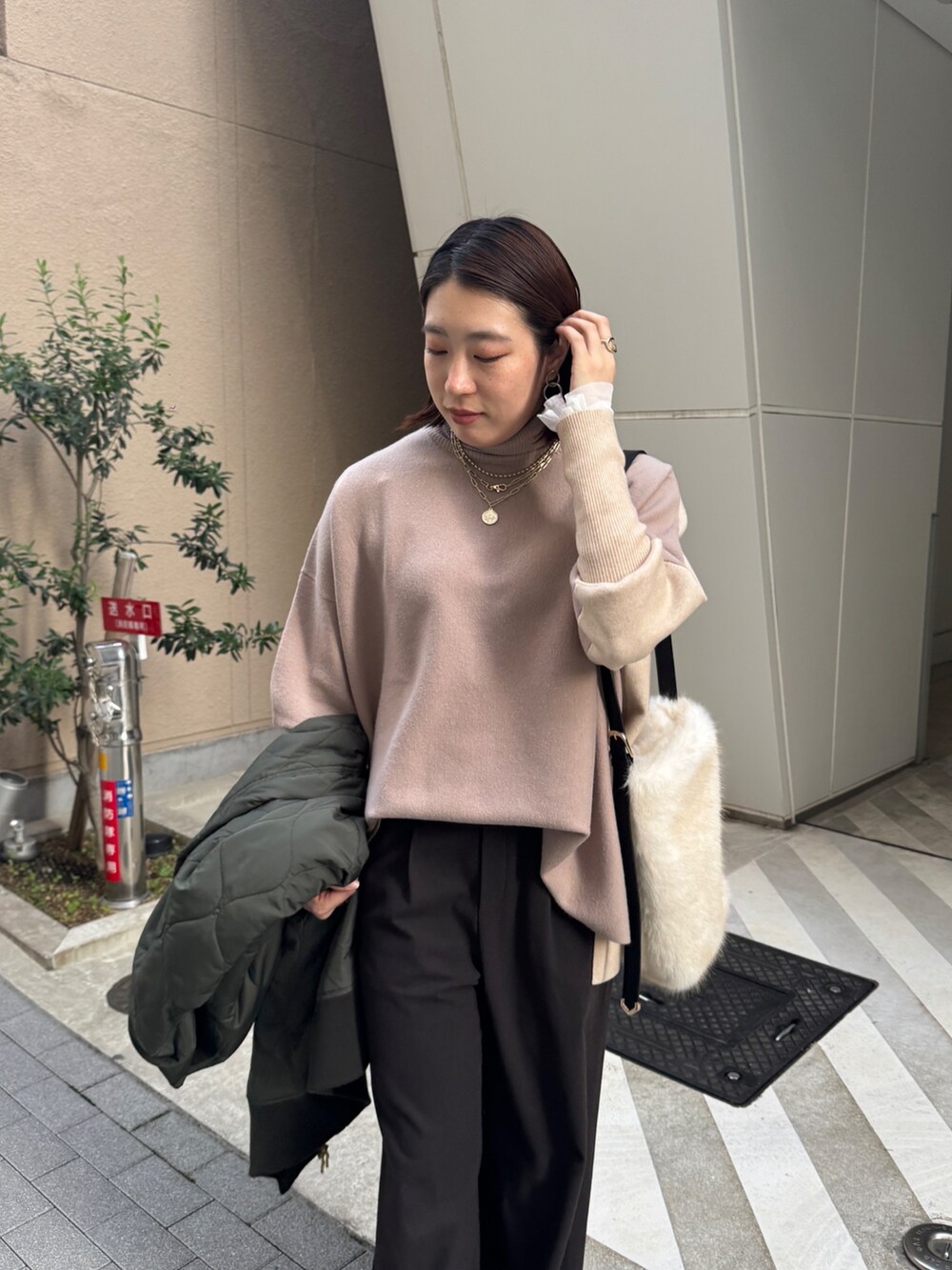 グリーン系のその他アウター、ベージュ系のニット/セーター、ブラウン系のその他パンツを着用したレディースの冬コーディネートの8枚目の写真