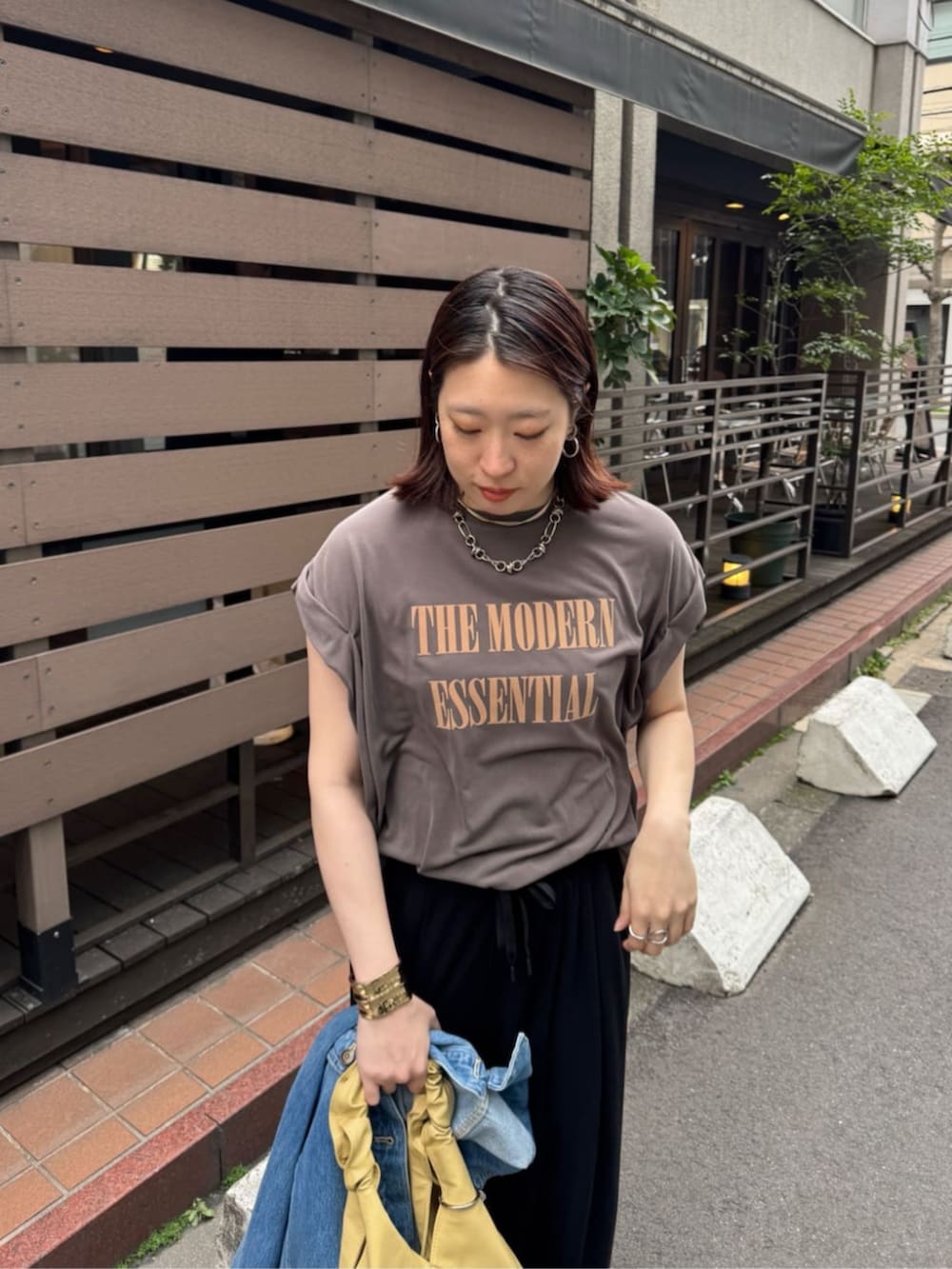 ブルー系のその他アウター、ブラウン系のTシャツ/カットソー、ブラック系のその他パンツを着用したレディースの春コーディネートの8枚目の写真